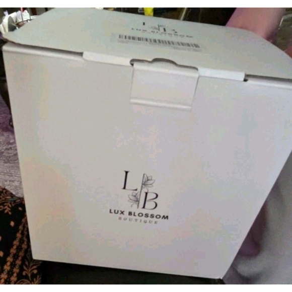 17 Forever Roses in a Box - Luxury Red & Gold Forever Flowers, Gold Roses - Picture 10 of 10